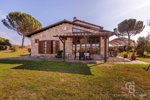 Le Barbera Group International Real Estate a le plaisir de proposer à la vente une ferme en pierre de rêve au style green-chic, située à Orte, à seulement 45 minutes de Rome et à une courte distance de la gare d'Orte Scalo. La propriété se compose du...