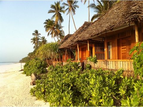 Este establecimiento de isla idílica se sienta directamente en el paseo marítimo construido utilizando los materiales locales tradicionales de la madera de coco. Un encantador compuesto de viviendas con habitaciones repartidas en tres bungalows libre...