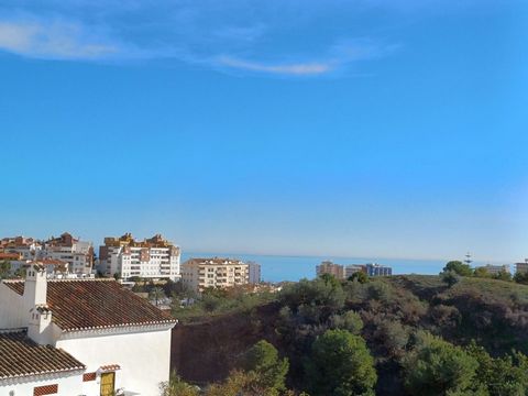Located in Benalmadena Costa. Amazing top floor apartment available now for longterm rent. 2 double bedrooms, fully fitted kitchen , brand new furnitures! Super nice community with garden and pool just 5 minutes walk to the beach and the city center ...