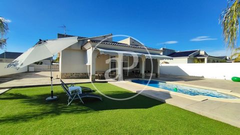 We are pleased to present this charming villa for sale, in the municipality of Olocau, specifically in the prestigious urbanization of Pedralvilla, Valencia. This exclusive chalet offers a vital experience with a privileged location on the southern s...
