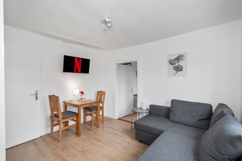 Small and cozy 2-room apartment with free parking! The apartment consists of a bedroom, a living room and a bathroom as well as a kitchen. Fully equipped including bed linen, towels, tea, coffee, spices, TV with Netflix access and WiFi. We look forwa...