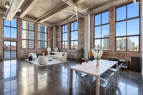 Loft d’avant-guerre à Williamsburg rénové avec vue dégagée sur les toits de Manhattan Plafonds de 18 pieds, suite loft principale d’inspiration japonaise et finitions haut de gamme à l’historique Esquire Building à quelques secondes de Domino Park. D...