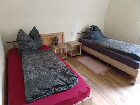 The apartment is in a quiet location with a garden and a barbecue area. The apartment is 4 km from Hildesheim and 15 km from the Hanover exhibition center. The A7 (Drispensted) junction is 1km away.