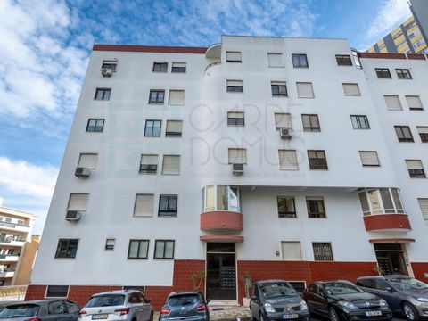 Excellent appartement de 3 chambres avec 110 m2 à Santo António dos Cavaleiros. Situé au rez-de-chaussée au 1er étage, il dispose d'une place de parking et d'un débarras. L'appartement dispose de 1 salon avec cheminée et d'une cuisine avec d'excellen...
