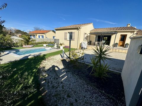 Exclusive agency, Sainte Cécile Les Vignes, college sector 800m from the village center, beautiful single storey villa with swimming pool. The 2015 house (RT2012 standards), outside the subdivision, quiet, facing south, offers a beautiful volume in t...