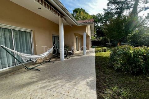 In a sought-after residential area of Hossegor close to the town center and the lake, large single-storey villa of approximately 220m2, located on a flat, wooded plot of 1500 m2. This very well maintained and bright house includes an entrance hall wi...