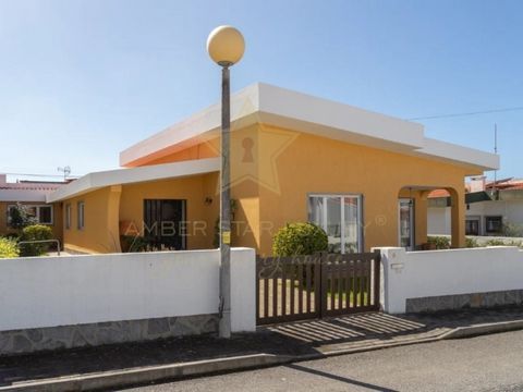 Excellent detached 4-bedroom villa with 160m² of living space, located in A dos Cunhados, less than 1 km from Praia da Amoreira and less than 2 km from Praia de Santa Cruz. With a more than privileged location in relation to Ericeira, we have the Int...