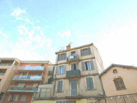 Large renovated 2 rooms of about 50m2, in a Grasse villa with open views and near downtown. It consists of an entrance, a living room open to the kitchen overlooking two balconies, a bedroom with bathroom and a separate toilet. To visit without delay...