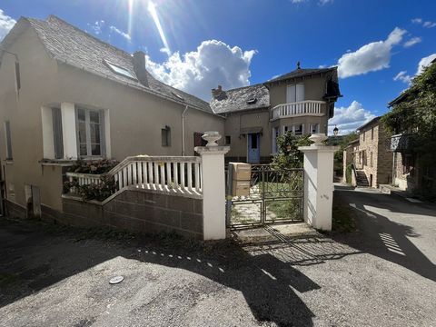 In the heart of the village of La Bastide l'Evêque, come and discover this set of 2 houses that can be arranged in one. On one side, a house of about 90m2 habitable type 4 including a basement with cellars and garage - on the ground floor, a kitchen ...