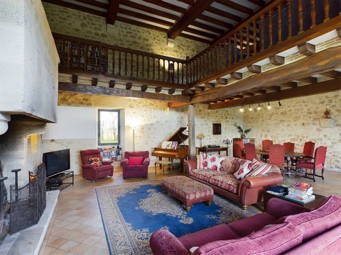 A superb historic 7 bedroom property in over two acres. An annexe with disabled access yielding significant income. Generous room sizes. In excellent condition. Attic space of 80 m2 in course of conversion. On the banks of the Dordogne. Large pool, v...