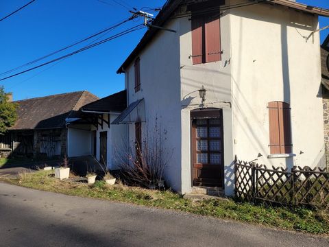 House to the companion very pleasant Ideal for a first purchase, second home ... It consists on the ground floor, a dining room, kitchen. Upstairs a mezzanine, 2 bedrooms. A garage with water point. Wc sanibroyeur. All with a piece of land of about 1...