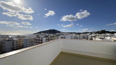 Duplex penthouse in the town of Santa Eulalia with sea views. The property is distributed over two floors. Distribution of the ground floor: 2 bedrooms, one of them with bathroom en suite, a spacious living / dining room, a kitchen and another bathro...
