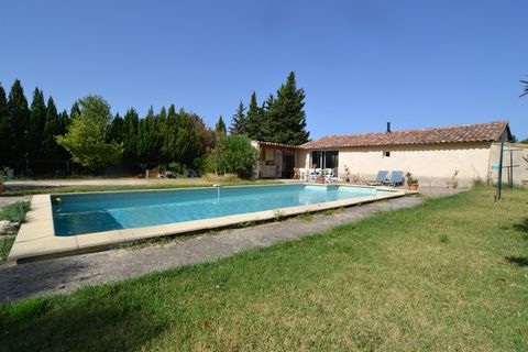 -UNIQUE- In the town of Pernes les Fontaines House in the countryside in a bucolic environment. On one level in a quiet area and not overlooked, the land of more than 2600 m2 offers an exceptional living environment. Large bright living room of more ...