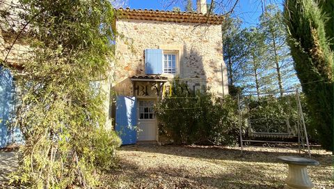 Let yourself be seduced by this superb property located in the heart of the Luberon park in the immediate vicinity of the Provencal village of Villars.This beautiful property with gîte and stables, is nestled in the countryside on a plot of 7000m2 wi...
