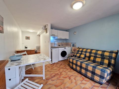 EXCLUSIVE! In Grandcamp-Maisy, on the ground floor of a secure residence located 500m from the port, a studio of 21m2 including a living room with fitted and equipped kitchen, a sleeping area and a shower room with toilet. Large private parking in th...