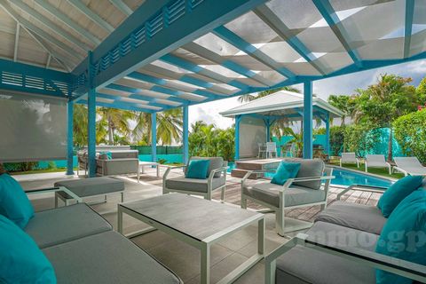 Access to the beach on foot, for this recently renovated contemporary villa with spacious volumes, built within a private and residential development. Unobstructed sea view from the patio of the upstairs suite and partial view from the terrace and th...