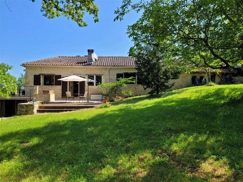EXCLUSIVE TO BEAUX VILLAGES! Beautiful property comprising a main stone house, a guest house, small outbuildings, swimming pool and 3 hectares of land, in a quiet location just a few minutes from Prayssac, Lot. Set in the middle of its own grounds, a...