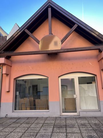 In the city center of Colmar, Ideally located near the Lycée St André André, Professional premises of 62m2 composed on the ground floor of 3 rooms, a kitchenette and 1 toilet. Upstairs a space of 31m2 floor area. The premises are located in a busy lo...