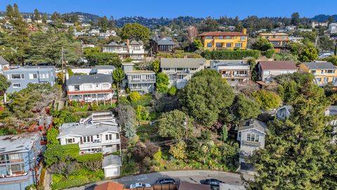 Prime vacant lot in prestigious Piedmont, California. Ideally located near schools, parks and public transportation. The upslope position offers stunning San Francisco Bay views and unique architectural possibilities. Build your dream home in this ex...