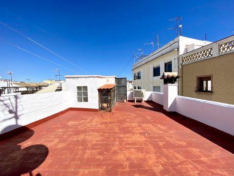 Beautiful townhouse in the heart of Oliva The house is a corner house and therefore very light With two entrances one front door and the other that leads to the storage that is connected on the house Very wel maintained Perfect for a family Two terra...
