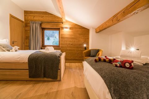 Les Portes de Megève is beautifully and quietly situated on a hill about 1.5 km from the centre of Megève and the first ski piste. In Megève you'll find a selection of chic boutiques, bars and restaurants and lively squares and alleys. The little vil...