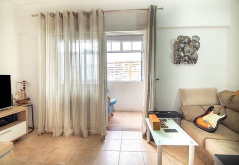 GREAT INVESTMENT OPPORTUNITY! 1 BEDROOM APARTMENT JUST A FEW STEPS FROM THE CONTINENTE HYPERMARKET! With sun exposure to the southwest, this comfortable apartment has plenty of light and sun in the afternoon. It has unobstructed views and is central ...