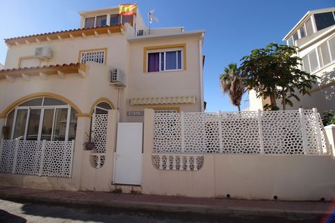 Esta casa adosada muy bien renovada se encuentra dentro de una exclusiva comunidad residencial en Playa Flamenca, convenientemente cerca del famoso centro comercial La Zenia Boulevard y de todas las comodidades, con las impresionantes playas de Orihu...