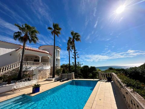 PALMERAS IMMO PRESENTS Magnificent villa on the seafront. Swimming cove 20 m away, sandy beach 200 m away This house is composed of: On the ground floor: * A magnificent living-dining room with panoramic views of the sea. * A very well equipped kitch...