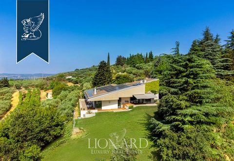On the stunning hills above Verona, in a panoramic position with a view of the entire city and the river, there is this stunning contemporary-style villa for sale. Also close to Lake Garda, this property a large private garden with a big designer swi...