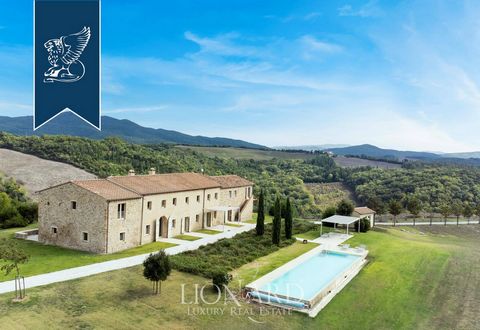 In the heart of Val-di-Cecina, Pisa, there is a delightful villa per 98 hectares of land. Restored, it occupies 1000 square meters with an elevator. The estate is located in the historical region of Voltaire, next to Florence and Pisa. Full repair wi...