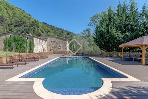This immaculately restored masia is located in a lovely countryside setting just 10-minutes (8 km) from the centre of Girona city. The property, parts of which date from the 17th Century, offers an impressive 1,000 m² of beautifully restored living s...