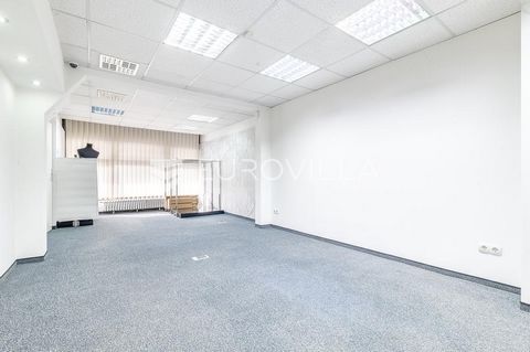 Zagreb, Kruge, Slavonska avenija, attractive business premises NKP 114 m2. Street office space suitable for sales, production, service and office activities. It consists of a large entrance area with a window and separate rooms, as well as a bathroom...