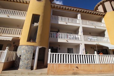Este encantador apartamento está ubicado dentro de un complejo residencial meticulosamente mantenido que cuenta con una piscina comunitaria. Idealmente situado, está a solo de 10 minutos en coche de las impresionantes playas de Orihuela Costa, y tamb...