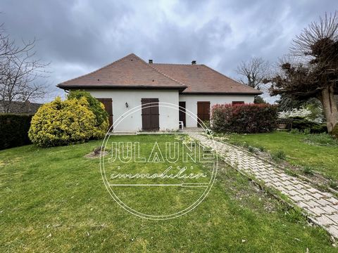 In a pleasant, quiet setting, in the town of La Meyze, come and discover this beautiful house to renovate of 100m2. Advantages: a large living room of 33m2 with a fireplace; a separate kitchen; three bedrooms; Bathroom and separate toilet. The 845m2 ...