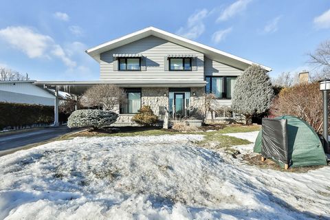 Come visit this superb house of more than 1600 sq. ft. located in downtown Gatineau, in the magnificent St-Rosaire district. Maintained in an exemplary manner by the same owners for 40 years. Roof 2018, windows replaced in 2015 and 2019, recent heati...