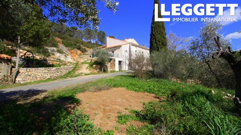 A27521FV34 - Situated in the Parc Régonal du Haut Languedoc, near Béziers, in the commune of Saint Chinian, famous for its vineyards which benefit from exceptional sunshine, this property is a true haven of peace, the ideal place to recharge your bat...