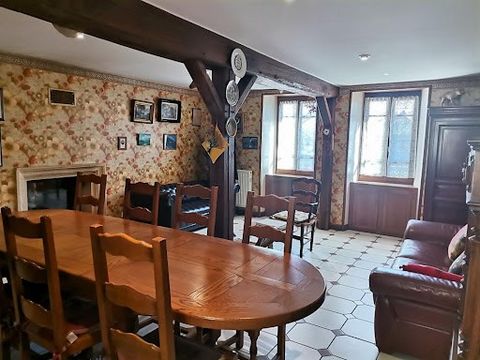 Traditional semi-detached house located in the center of the village of Eguzon in the valley of the painters, close to all amenities and the Lake of Eguzon (nautical base), this house is composed on the ground floor of a living-dining room with doubl...