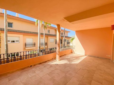 Located in Nueva Andalucía. Magnificent apartment in the prestigious urbanization Vista Real in Nueva Andalucia. Fully furnished and has a spacious living / dining room with access to a large terrace, fully equipped kitchen. 1 bedroom en suite, with ...