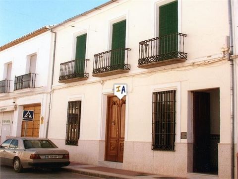 Cette grande résidence de 429 m2 construite avec 7 chambres et 3 salles de bains est située dans la ville populaire de Villanueva de Algaidas, dans la province de Malaga en Andalousie, en Espagne. La grande maison de ville à double façade dispose de ...