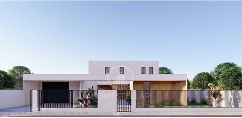 Nous vous présentons ce projet pour la construction d’une maison individuelle de 5 chambres. Inséré dans un terrain de 627m2 et a une surface de construction de 260m2. Située dans une zone privilégiée d’Azeitão, caractérisée par sa proximité avec la ...