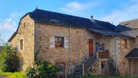 This farmhouse is quietly located in the countryside, at the end of a dead end road: the road ends 30 meters after the house, a guarantee of safety for children and animals. The house also has more than one hectare of land. The U-shaped farmhouse is ...