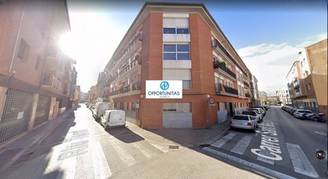 This inverted duplex of 130m² valid is located on Sant Miquel Street, in a 2005 building. Upstairs, you will find an impressive living-dining area, with direct access to the balcony to enjoy the Mediterranean climate. The independent kitchen is equip...