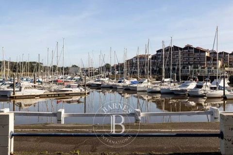 A beautifully appointed 140 m² villa situated on the picturesque port of Capbreton, comprising a spacious living room/dining room, a kitchen, and 5 bedrooms. The living room, terrace, kitchen and two bedrooms offer spectacular views of the port. The ...