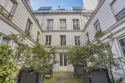 Duplex, Paris 6èmeAu coeur de St Germain des Prés et du quartier des Artistes du 6ème arrondissement de Paris, au 2ème étage, d’un immeuble ancien, nous vous proposons à la vente un atelier d’artiste en Duplex de 106 m2 avec une terrasse de 17 m2 exp...