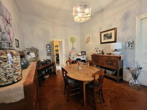 Le Cabinet Coubertin vous propose, en exclusivité, dans le centre historique de Thiers, dans un immeuble du 17ème siècle, des bureaux de 140 m2 environ, au 1er étage sur 2, comprenant : - un hall d’entrée - une cuisine commune - 6 bureaux - une salle...