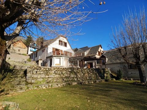 10 minutes from Bagnères de Luchon, this house (190 m²) and its mountain cottage (110 m²) at an altitude of 1,000 metres, in a typical and authentic Pyrenean village, offers 2 living/dining rooms, two kitchens, seven bedrooms, four bathrooms, two ter...