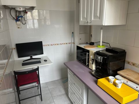 At the foot of Metro 11 Télégraphe Paris 20e in a very quiet street and co-owned property, on the 3rd floor with lift, independent entrance door. Ideal rental for students, interns, young workers, employees on temporary assignments or professional tr...