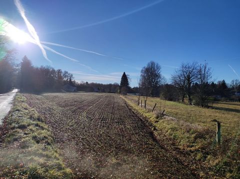 EXCLUSIVE TO BEAUX VILLAGES! Building plot of 2000m2 with an atypical shape. The plot is not overlooked by any neighbours. Ideally situated in the heart of the Parc Périgord Limousin in a quiet hamlet only 1km from a village with all amenities. Addit...