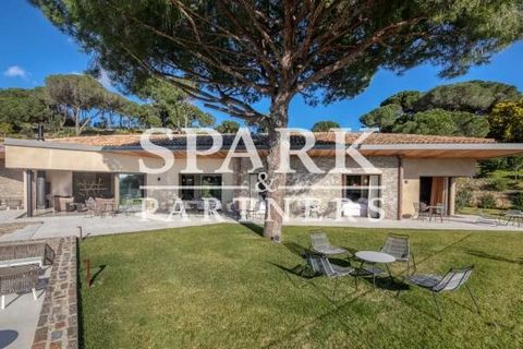 Ideally located in a green setting 5 minutes from the beaches of Pampelonne and the village of Ramatuelle, home of about 280 m2 on a park of about 1.6 hectares. The luxurious villa offers a large living room, a fully equipped kitchen, 4 bedrooms, 4 b...