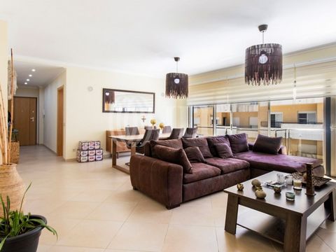 3-bedroom duplex apartment, 166 sqm (gross floor area), two garage parking spaces and storage area, in a four-storey building plus basement, with elevator, in Olhão, Algarve. This apartment spread over two floors and comprises an entrance hall, integ...